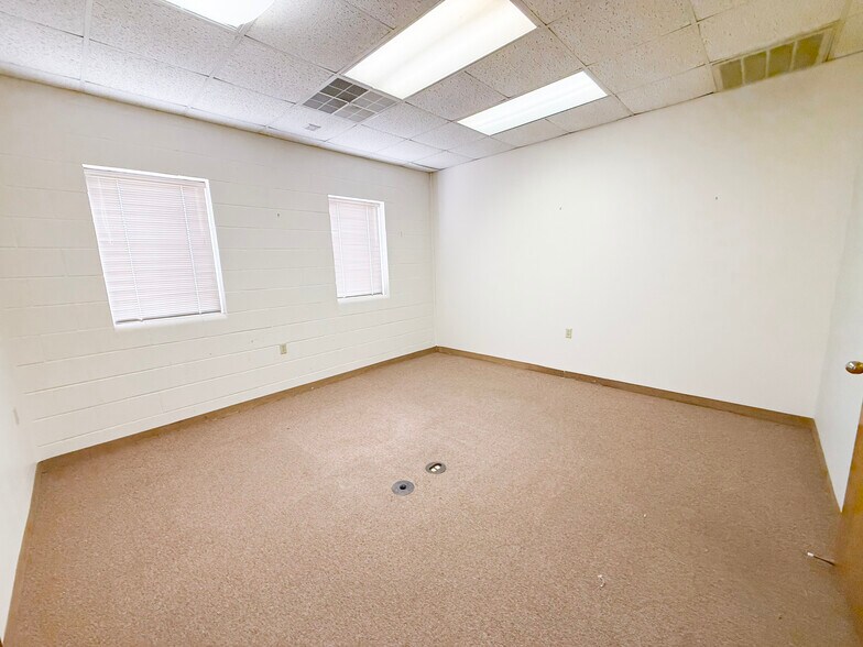 More Photos Of 1901 Carter St, Pampa Office For Sale
