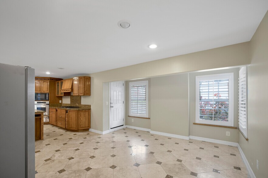 More Photos Of 801 W Whittier Blvd, La Habra Storefront Retail Residential For Sale