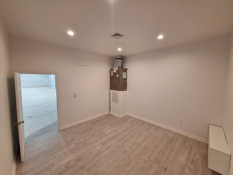 More Photos Of 477 South Blvd E, Pontiac Distribution For Lease