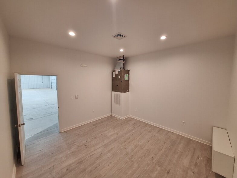 More Photos Of 477 South Blvd. East Blvd, Pontiac Distribution For Lease