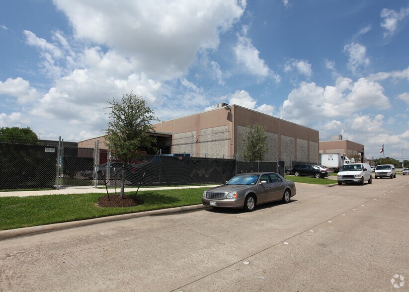 More Photos Of 7702 Parnell St, Houston Distribution For Lease