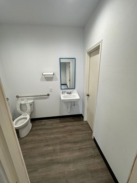 More Photos Of 2403 Galveston Ave, Pearland Freestanding For Lease