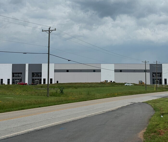 More Photos Of 1120 Woods Chapel Rd, Duncan Warehouse For Lease