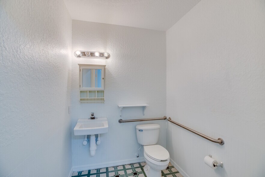 More Photos Of 840 19th St, Vero Beach Office For Lease