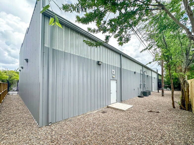 More Photos Of 9013 Pagewood Ln, Houston Warehouse For Sale