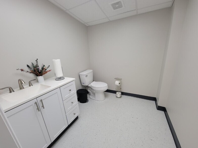 More Photos Of 2015 Wilkinson St, Panama City Freestanding For Lease