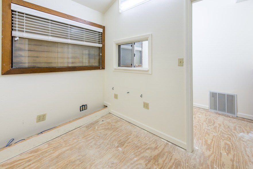 More Photos Of 415 Mountain Dr, Destin Storefront For Lease