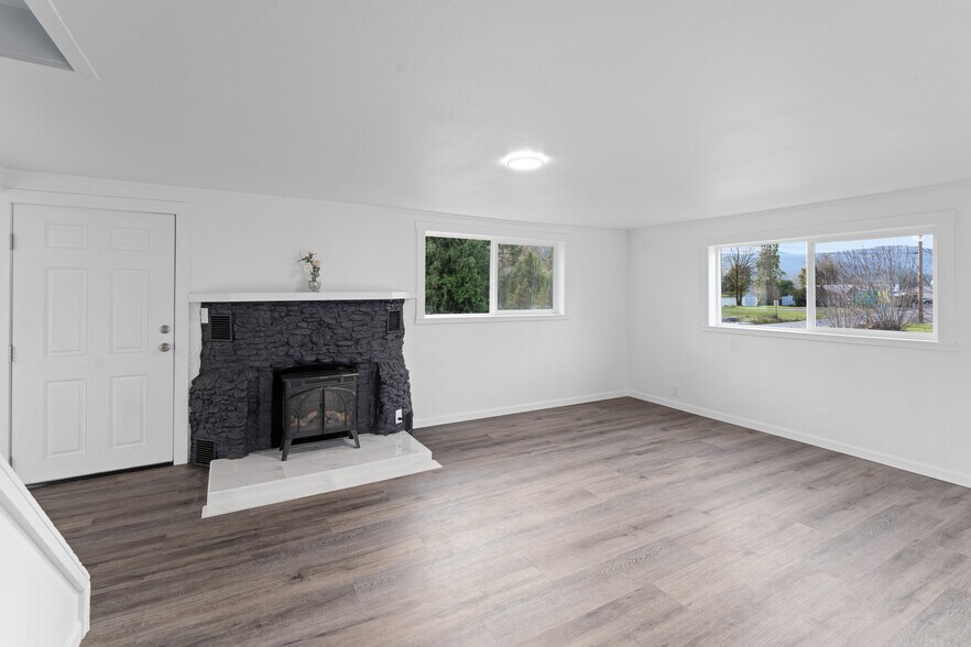 More Photos Of 48181 Highway 58, Oakridge Flex For Sale