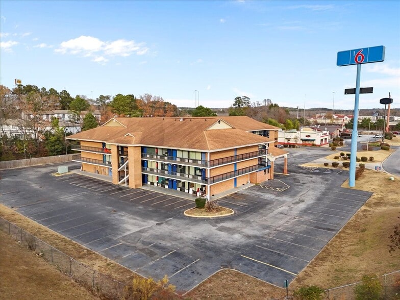 More Photos Of 105 Riverside Pky, Macon-Bibb Hotel For Sale
