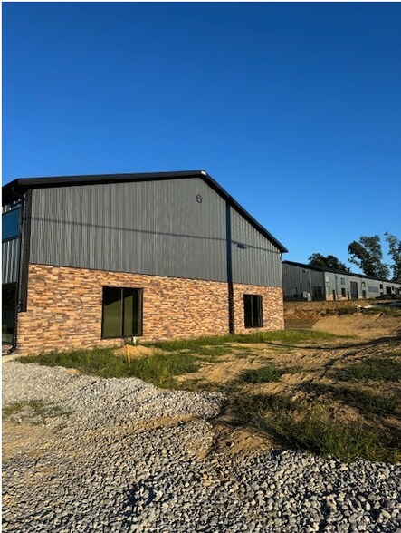 More Photos Of 1060 D W Griffith Ln, La Grange Warehouse For Lease