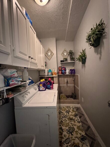 More Photos Of 1221 Overland Ave, Burley Storefront For Sale