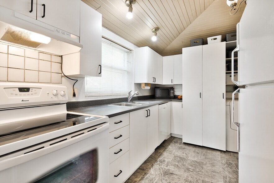 More Photos Of 2130 Av Bourgogne, Chambly Office For Sale