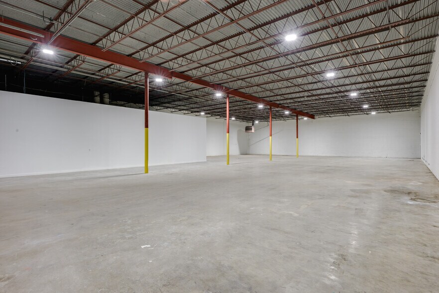 More Photos Of 3250-3254 International Pl, Irving Warehouse For Lease