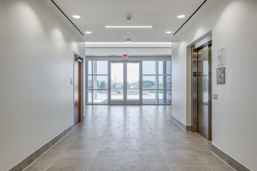 More Photos Of 12601 Metric Blvd, Austin Office For Sale