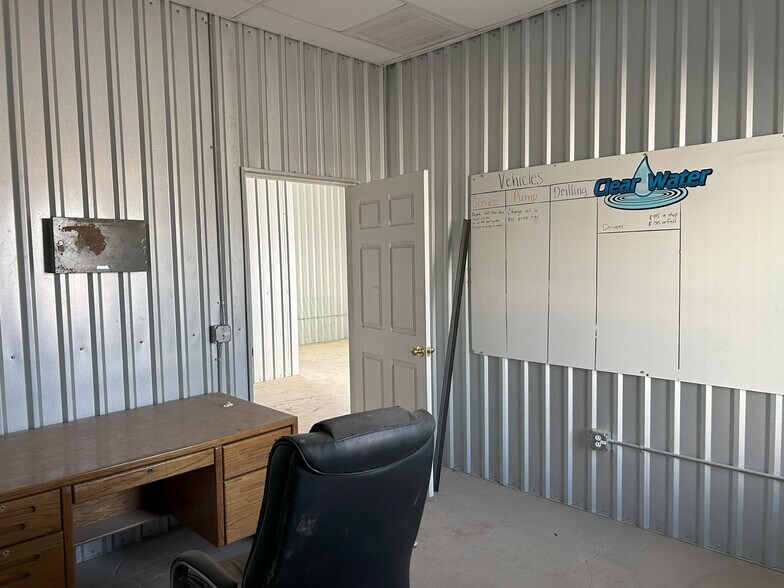 More Photos Of 2086 Oil Mill Rd, Pecos Warehouse For Lease