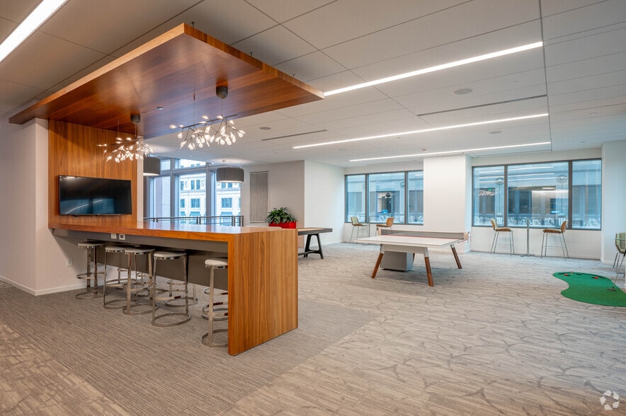 More Photos Of 10 W Market St, Indianapolis Office For Lease