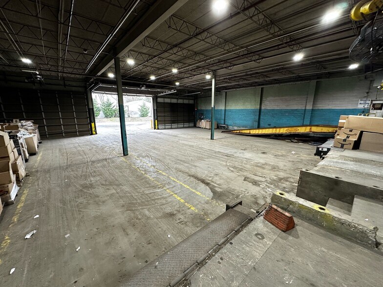 More Photos Of 4 American Way, Spotswood Warehouse For Lease