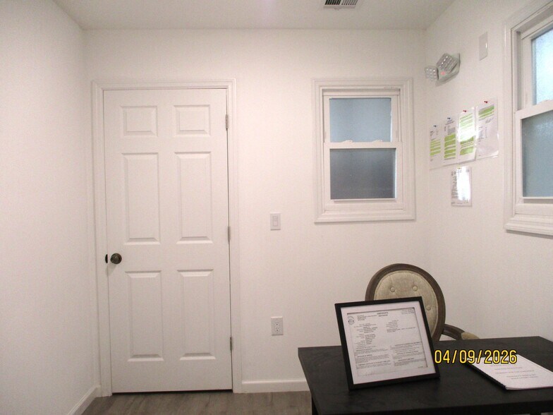 More Photos Of 67 Woodside Pl, Newark Flex For Lease