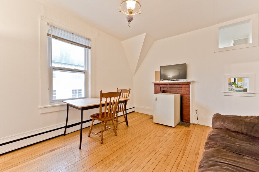 More Photos Of 127 Rue Queen, Sherbrooke Office Residential For Sale