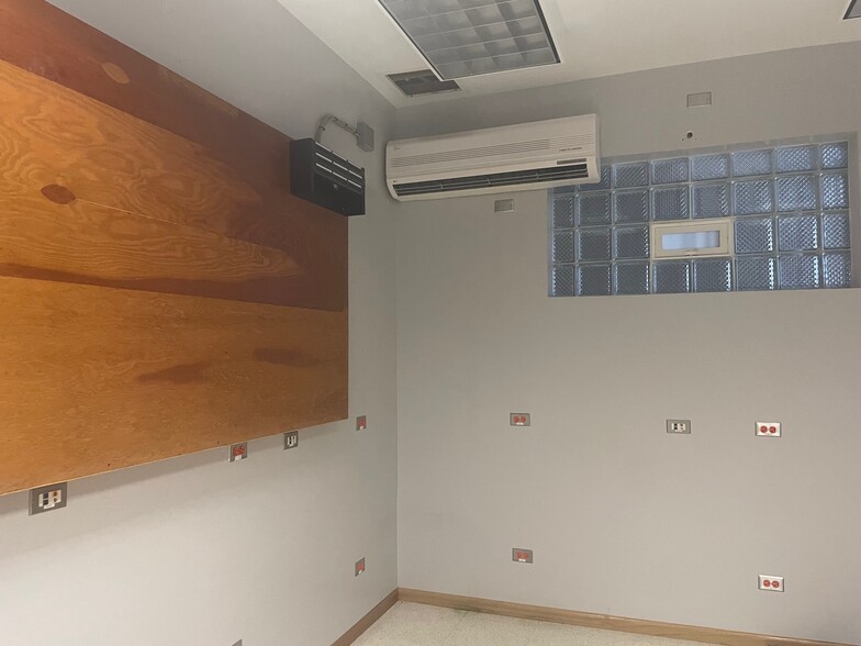 More Photos Of 7641 W 63rd St, Summit Argo Storefront For Sale