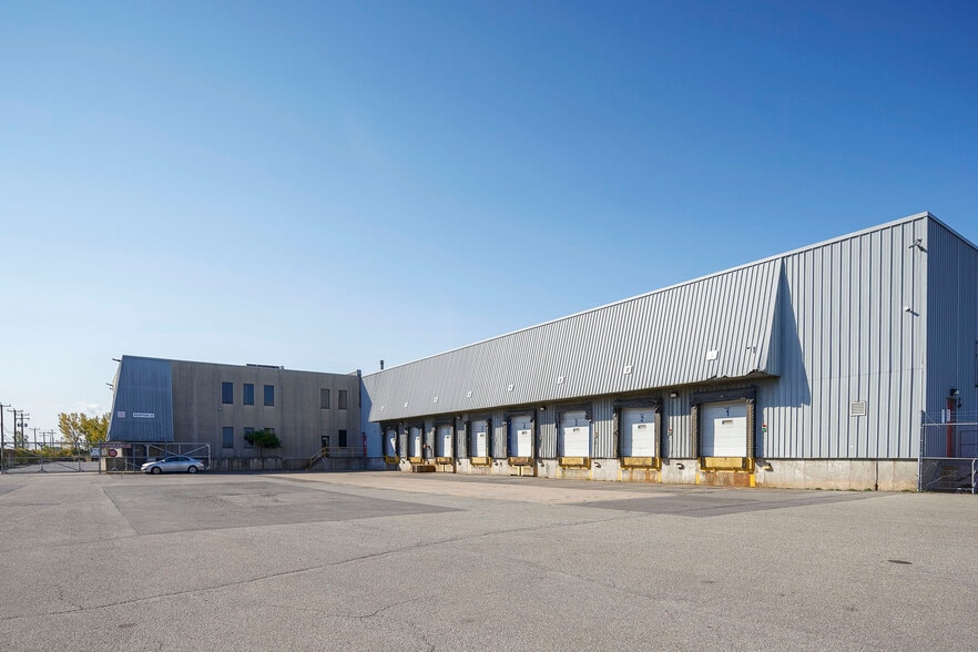 More Photos Of 2177 Av 23e, Lachine Distribution For Lease