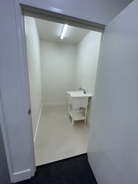 More Photos Of 7127 Laurel Canyon Blvd, North Hollywood Office For Lease