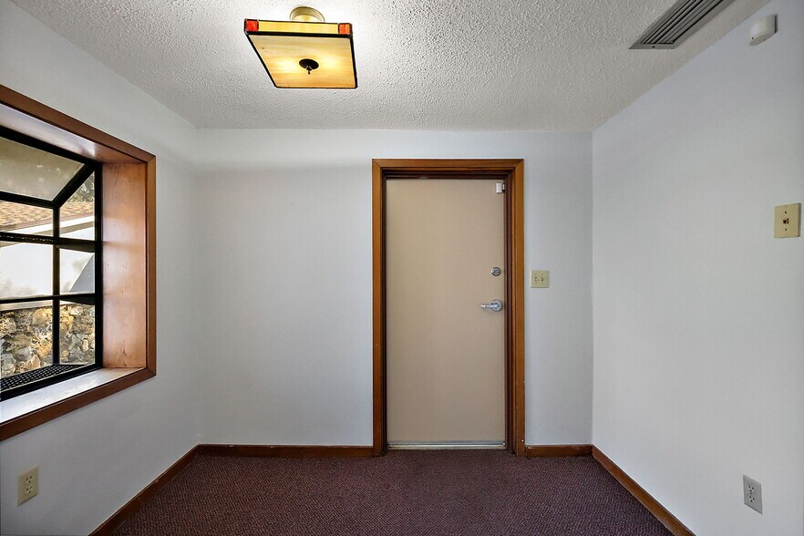 More Photos Of 708 Lee St, Leesburg Office For Sale