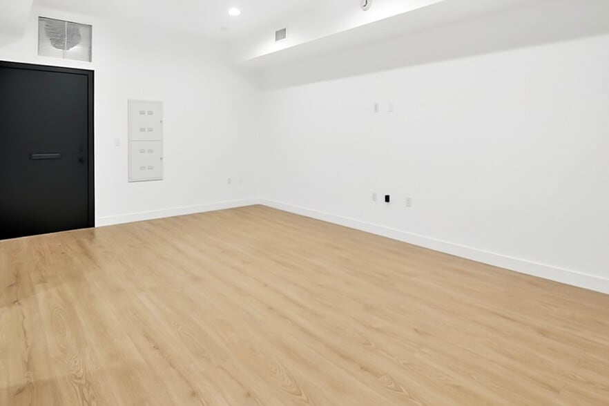 More Photos Of 14852 Ventura Blvd, Sherman Oaks Loft Creative Space For Lease