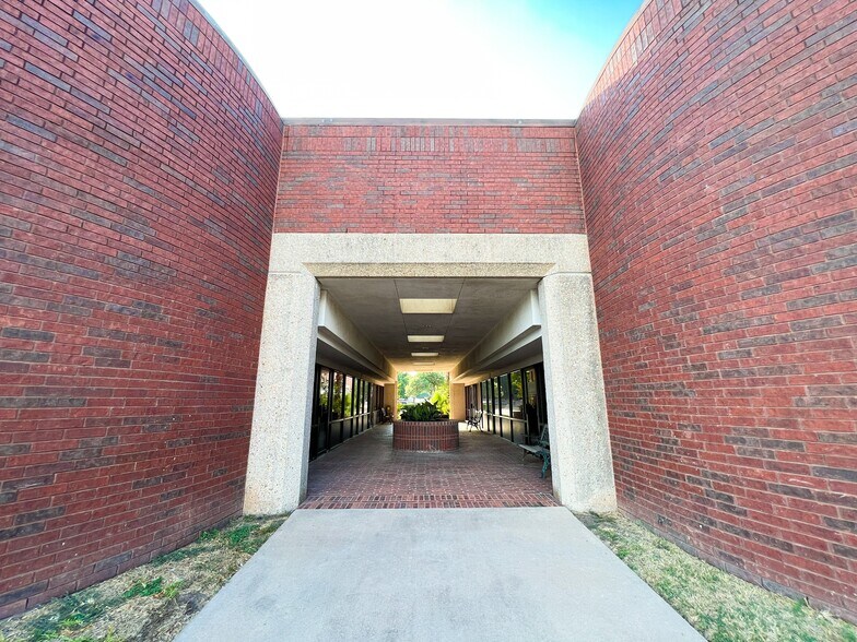 More Photos Of 3019 Alvin Devane Blvd, Austin Unknown For Lease