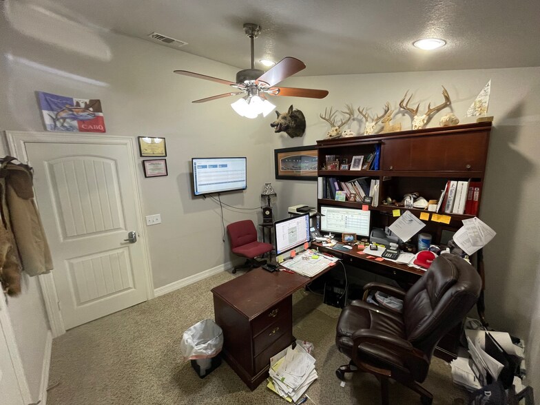 More Photos Of 108 Adolphus Ave, Lake Dallas Flex For Sale