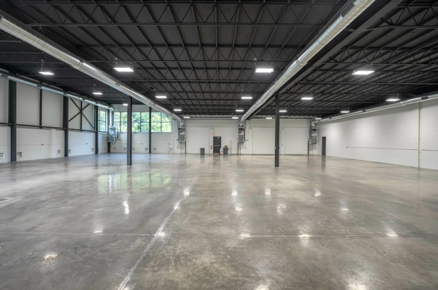 More Photos Of 16350 Northville Rd, Plymouth Showroom For Sale