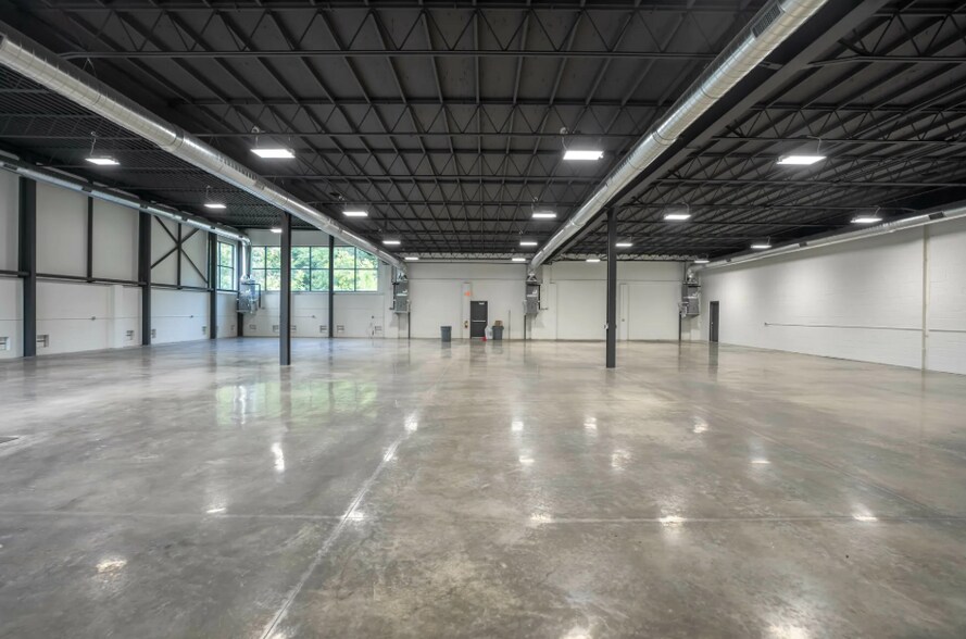 More Photos Of 16350 Northville Rd, Plymouth Showroom For Sale