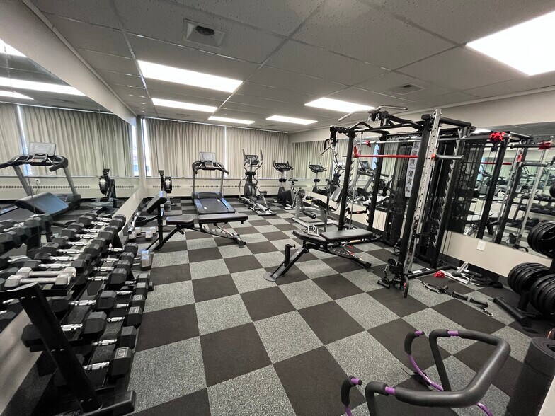 More Photos Of 15887 Snow Rd, Brook Park Medical For Lease