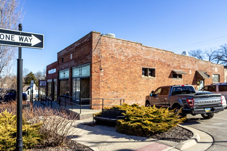 More Photos Of 19 S Broadway St, Louisburg Bar For Lease