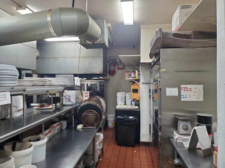 More Photos Of 1027 Sheffield Ave, Dyer Restaurant For Sale