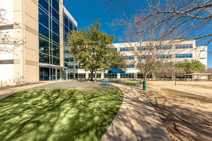 More Photos Of 717 E Parmer Ln, Austin Office For Sale
