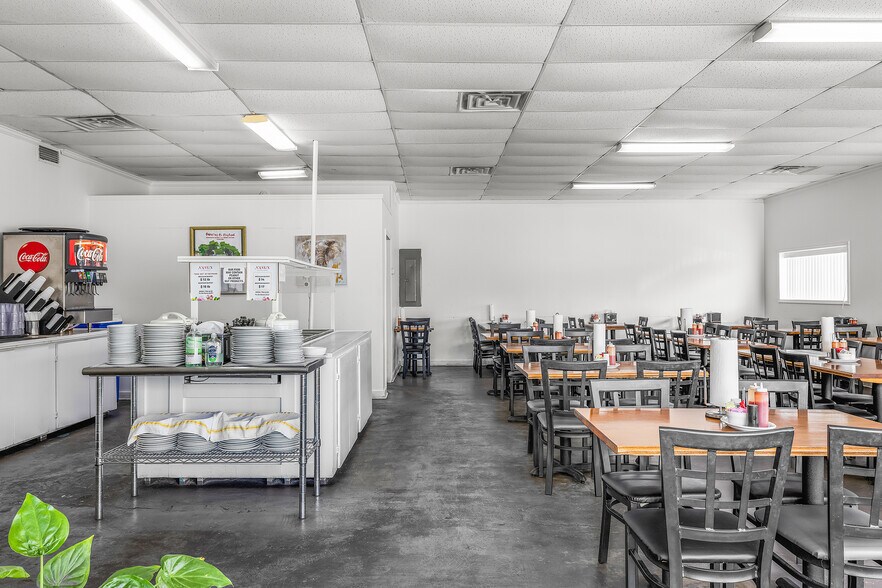 More Photos Of 697 W Cherry St, Jesup Restaurant For Sale