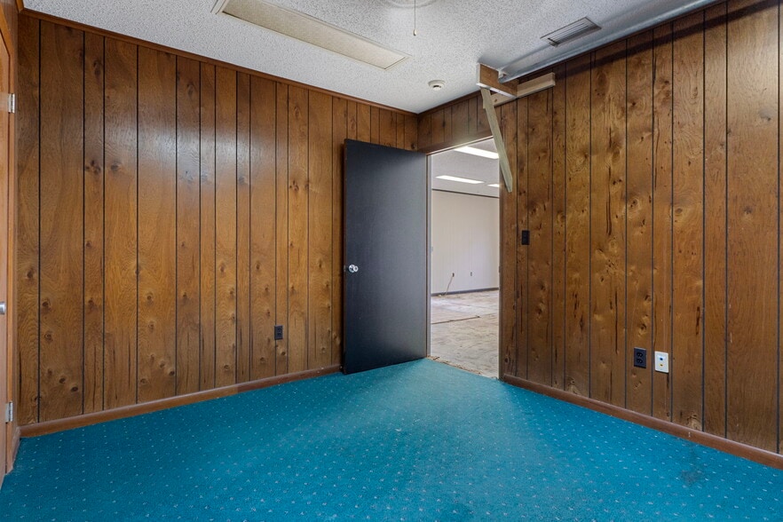 More Photos Of 377 Highway 40 W, Inglis Flex For Lease
