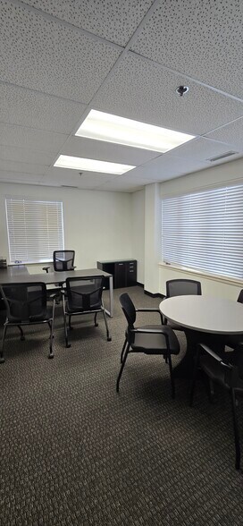 More Photos Of 271-285 E Helen Rd, Palatine Light Distribution For Lease