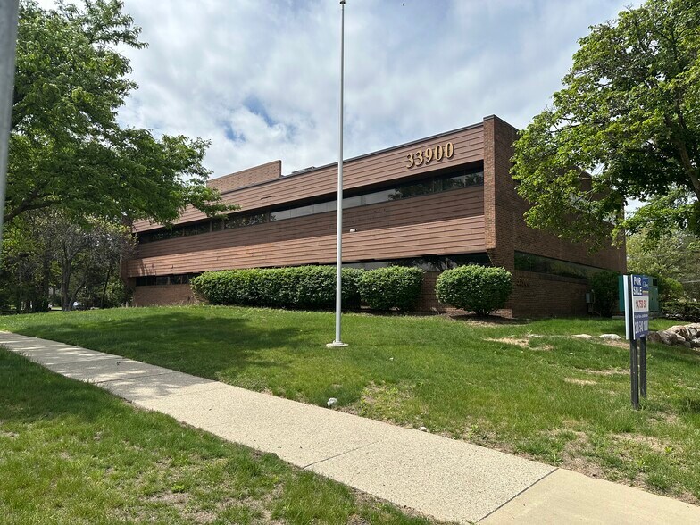 Primary Photo Of 33900 Schoolcraft Rd, Livonia Medical For Lease