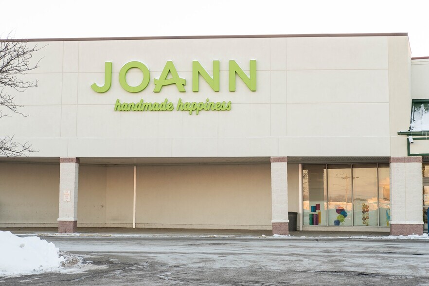 More Photos Of 7960-8000 Plaza Blvd, Mentor Storefront For Lease