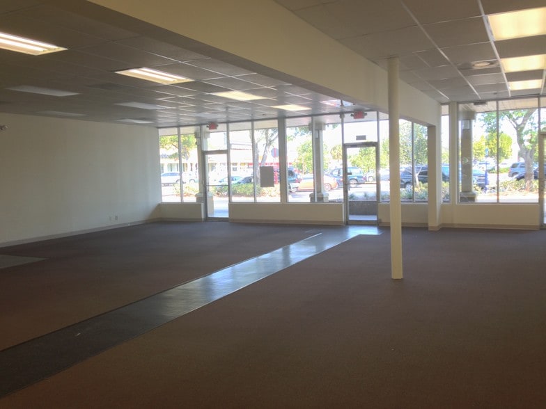 More Photos Of 1006 E Sample Rd, Pompano Beach Storefront For Sale