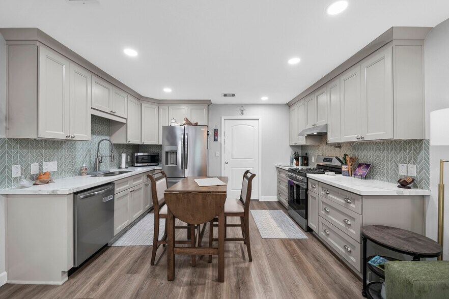 More Photos Of 3027 Poppy St, Needville Apartments For Sale