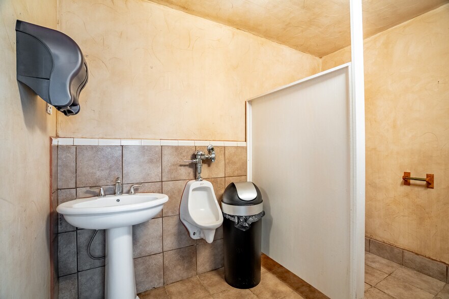 More Photos Of 401 W Simonds Rd, Seagoville Office For Sale