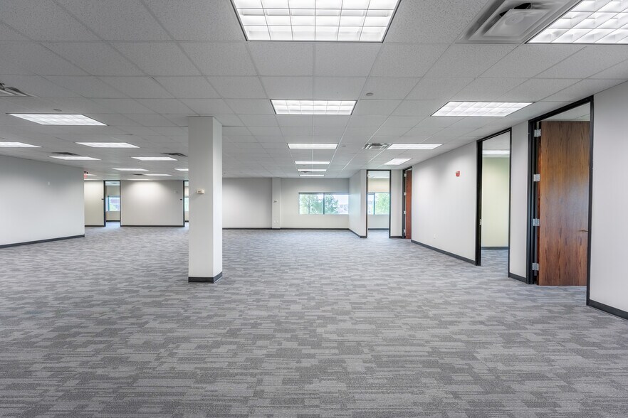 More Photos Of 1750 Valley View Ln, Dallas Office For Sale