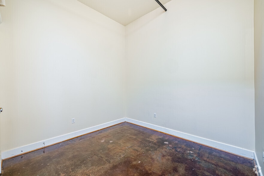 More Photos Of 2411 E Franklin St, Richmond Apartments For Lease