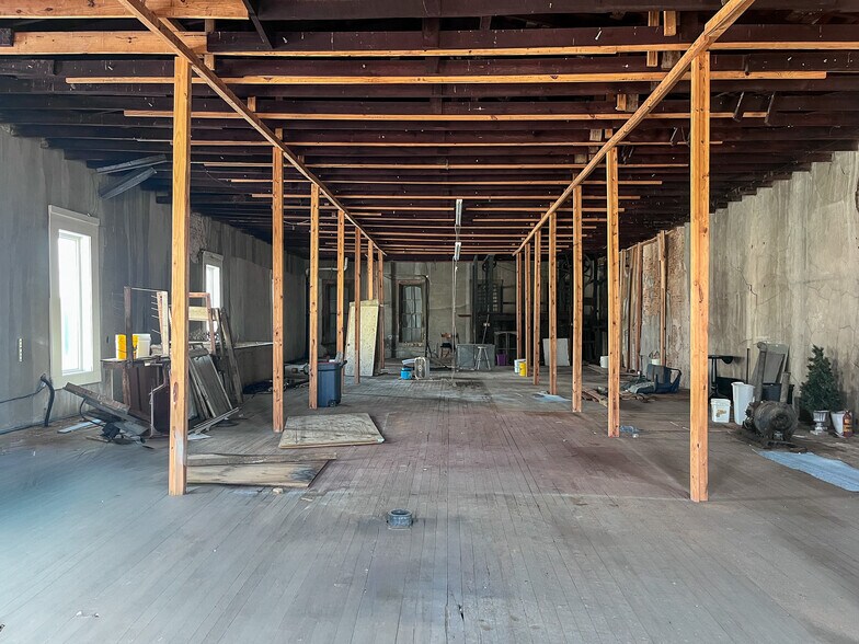 More Photos Of 205 W Alamo St, Brenham General Retail For Sale