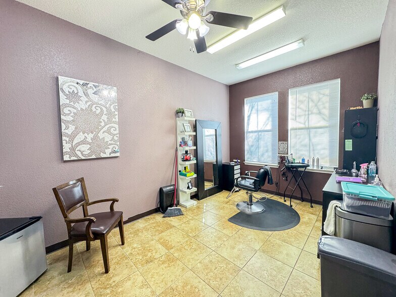 More Photos Of 1311 Chisholm Trl, Round Rock Office For Sale