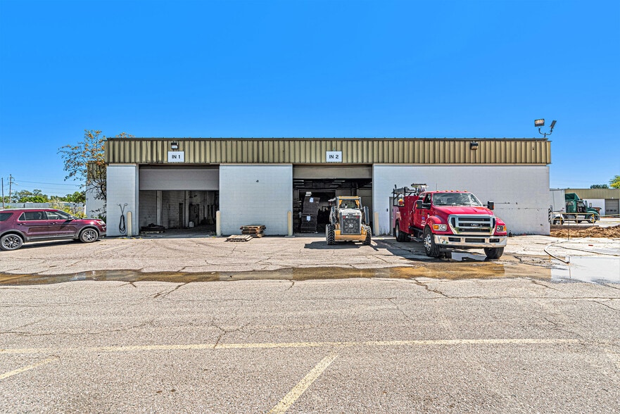 More Photos Of 3302 Kent St, Flint Distribution For Lease