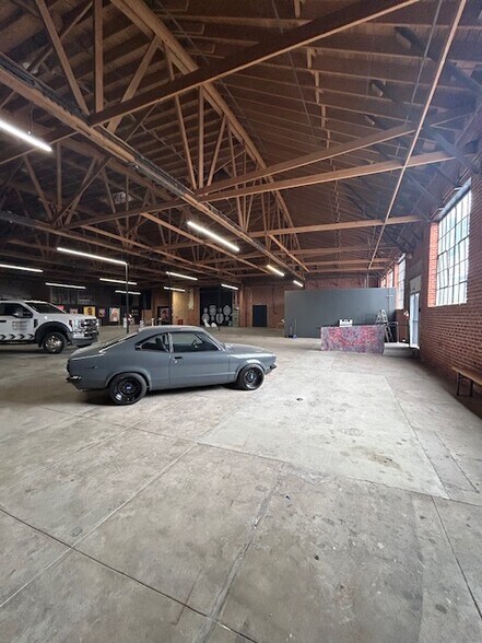 More Photos Of 615 S Anderson St, Los Angeles Manufacturing For Lease